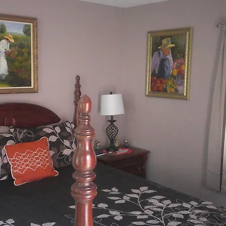 Lil Black Bear Inn-2